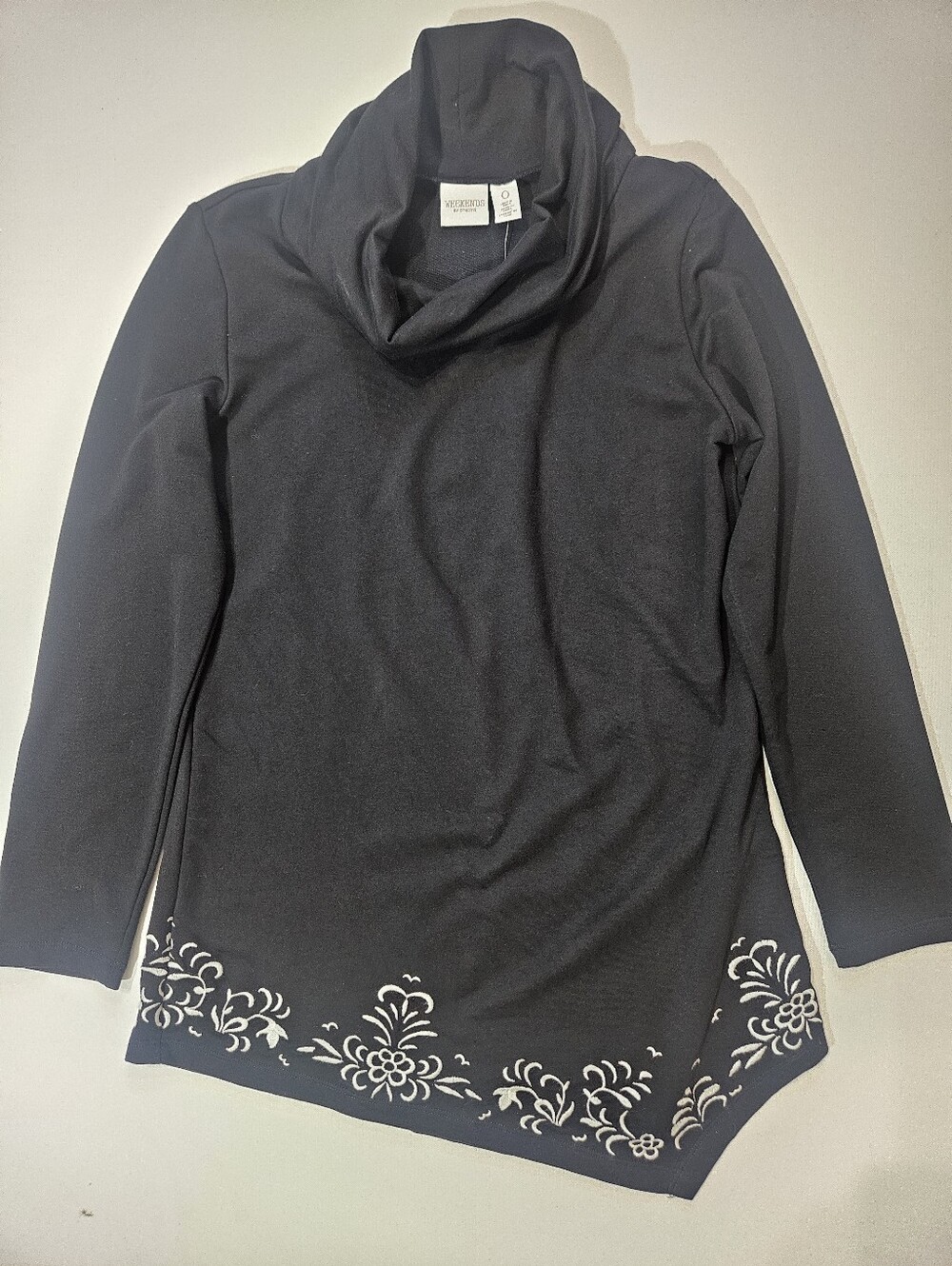 NWT Chicos Weekends Tunic Top Womens 0 Black White Embroidered Asymmetrical Hem